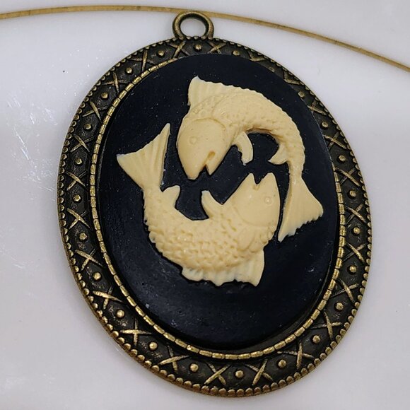 Vtg & MOD Double Fish Cameo Pendant Antique Gold Tone Black Lucite Pisces Zodiac - Picture 7 of 7